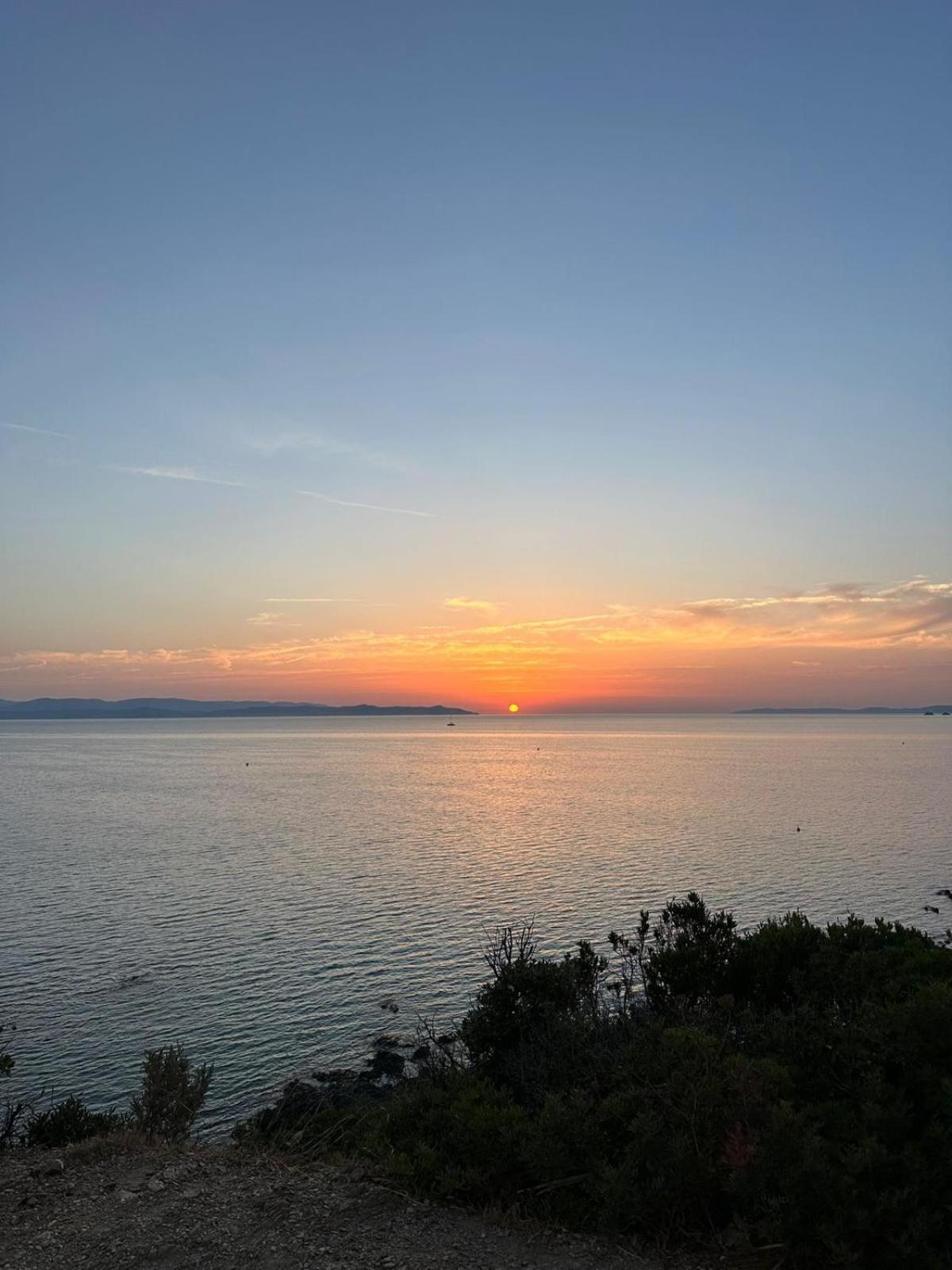 L'Instant Mer - Bord De Mer - Studio Avec Grand Jardin A La Capte Hyeres Bagian luar foto